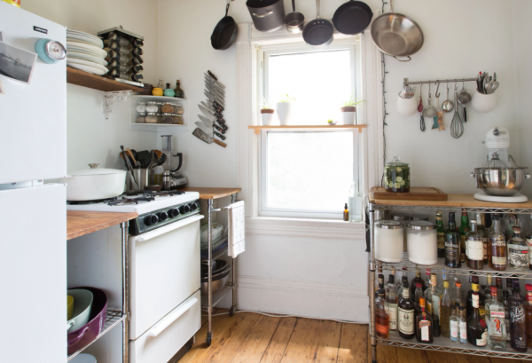 Pemanfaatan Dinding Gantung untuk Penyimpanan